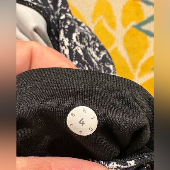 Lululemon leggings size 4 - Picture 6 of 6